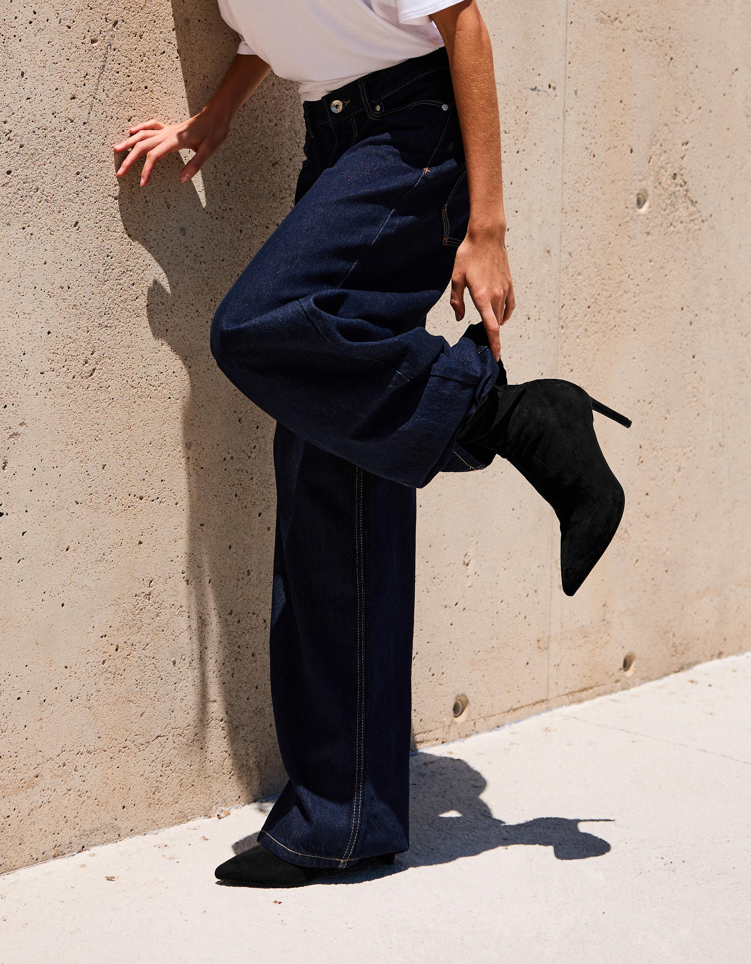 Fitted heel ankle boots — BLACK