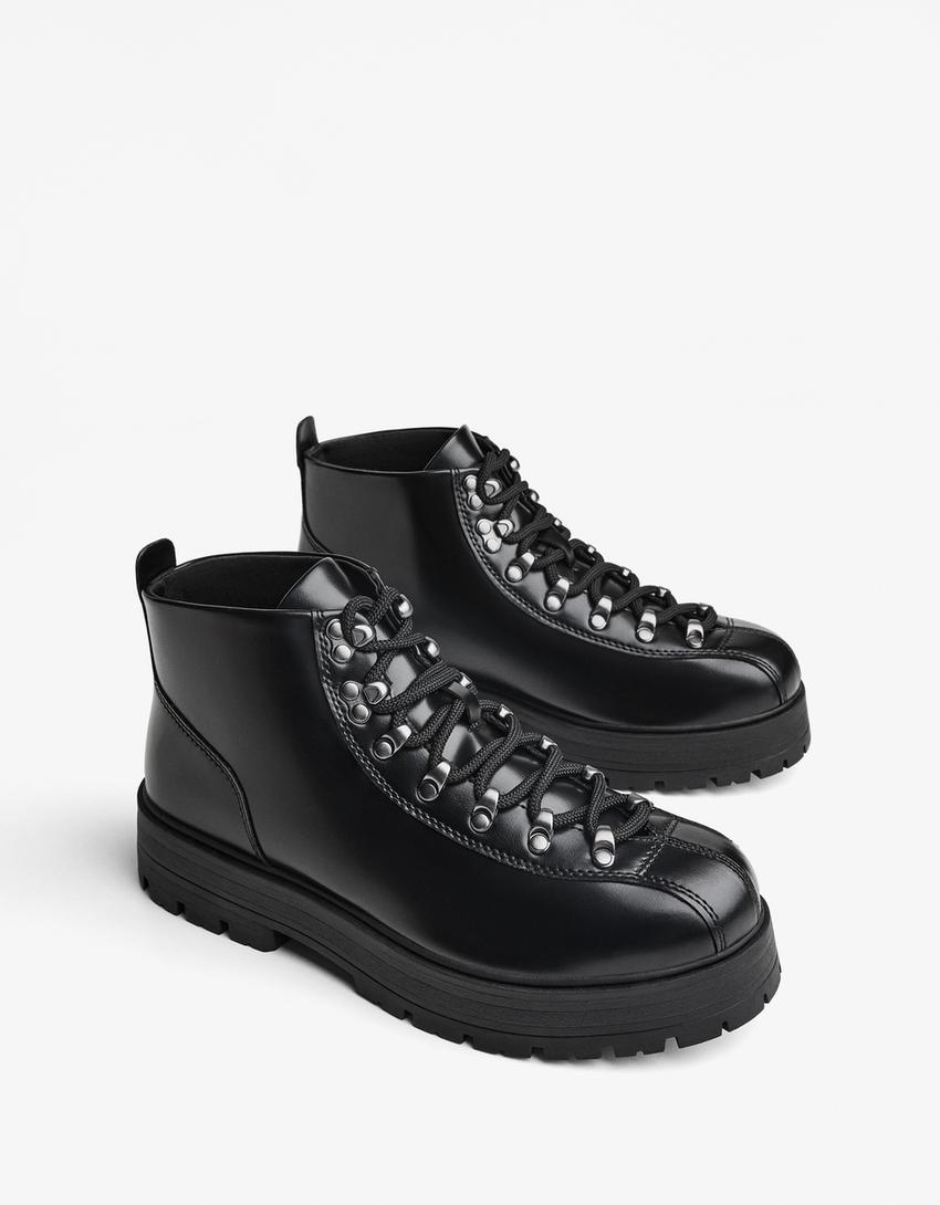 Bota detalhes metálicos-Preto
