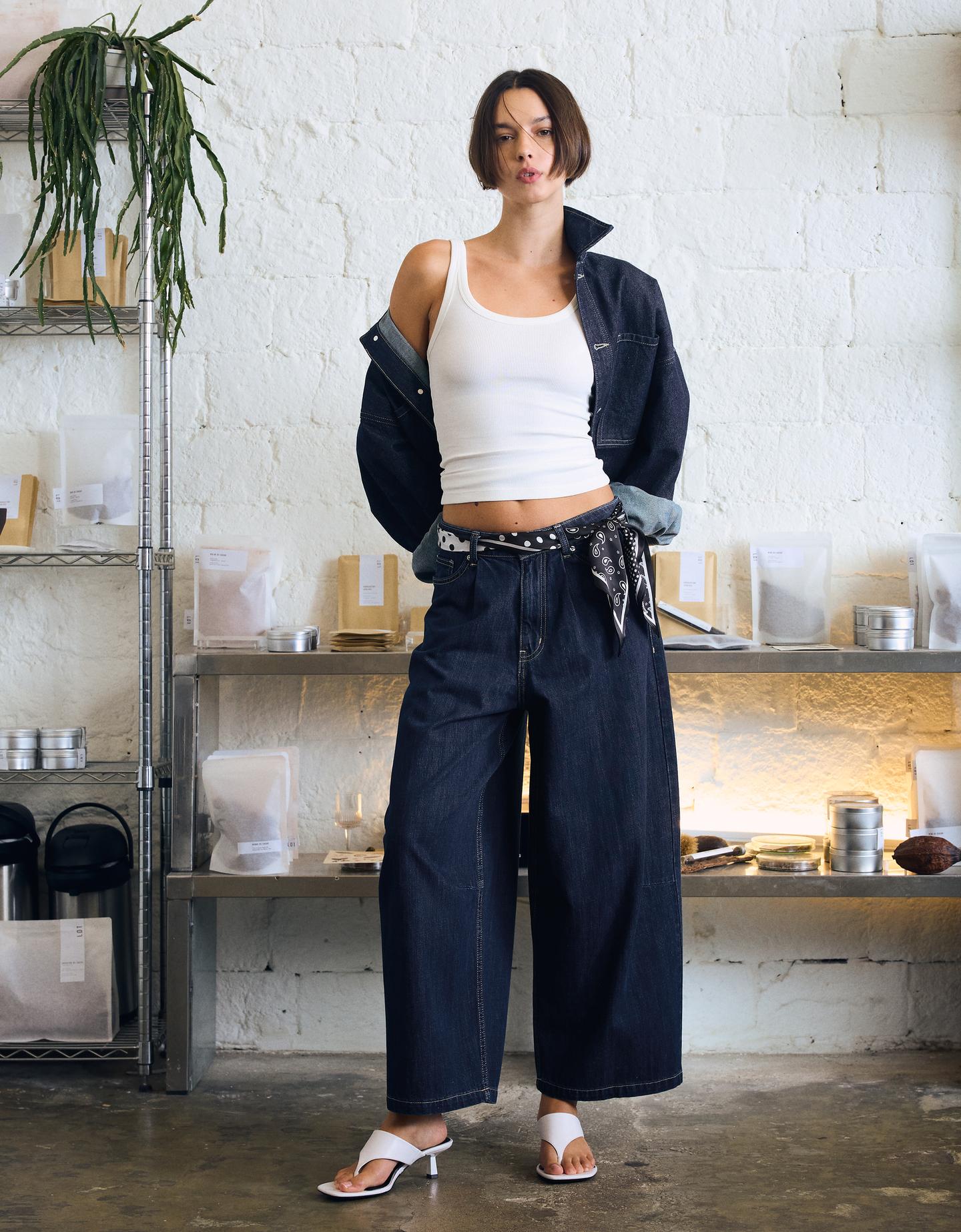 Bershka jeansy o kroju barrel o krótszym kroju niebieski