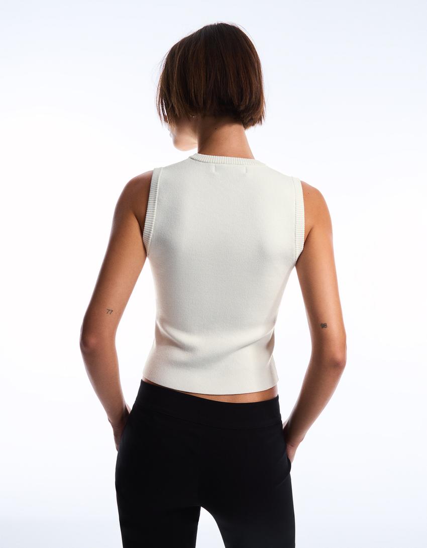 Round neck button-up vest-Cream