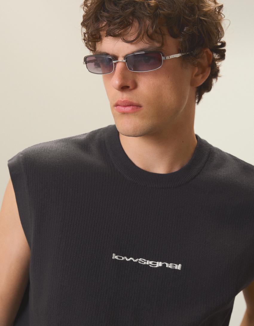 Embroidered sleeveless T-shirt-Black