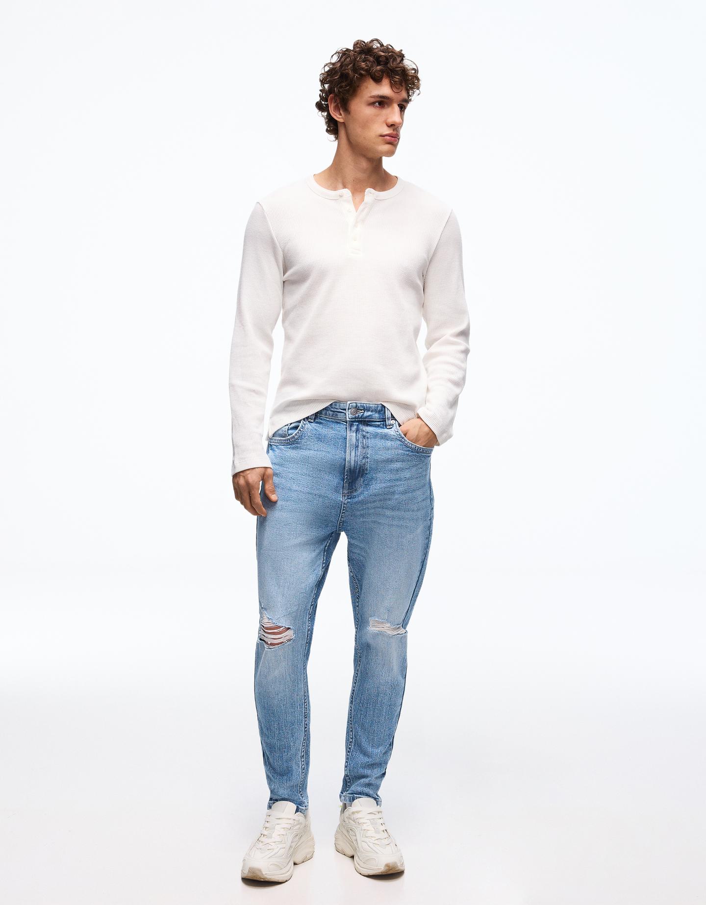 Bershka jeansy o kroju carrot z przetarciami jasnoniebieski