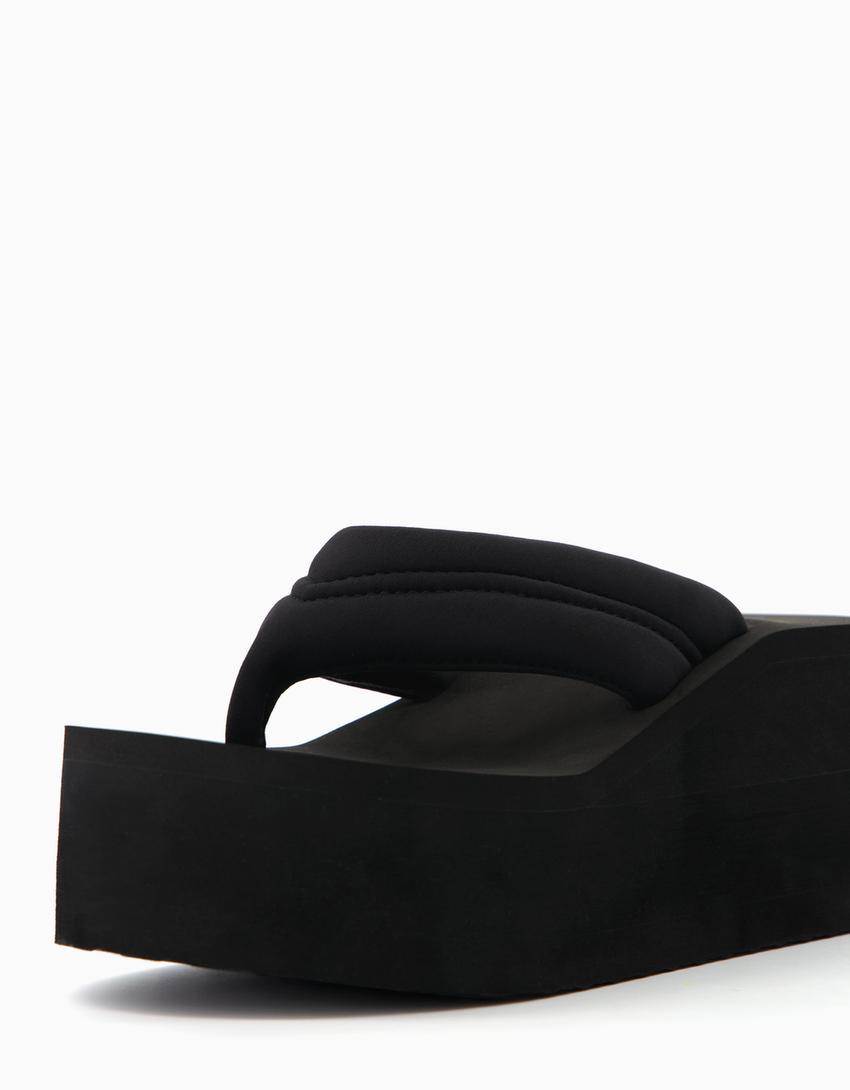 صندل منجد بنعل عالٍ-أسود