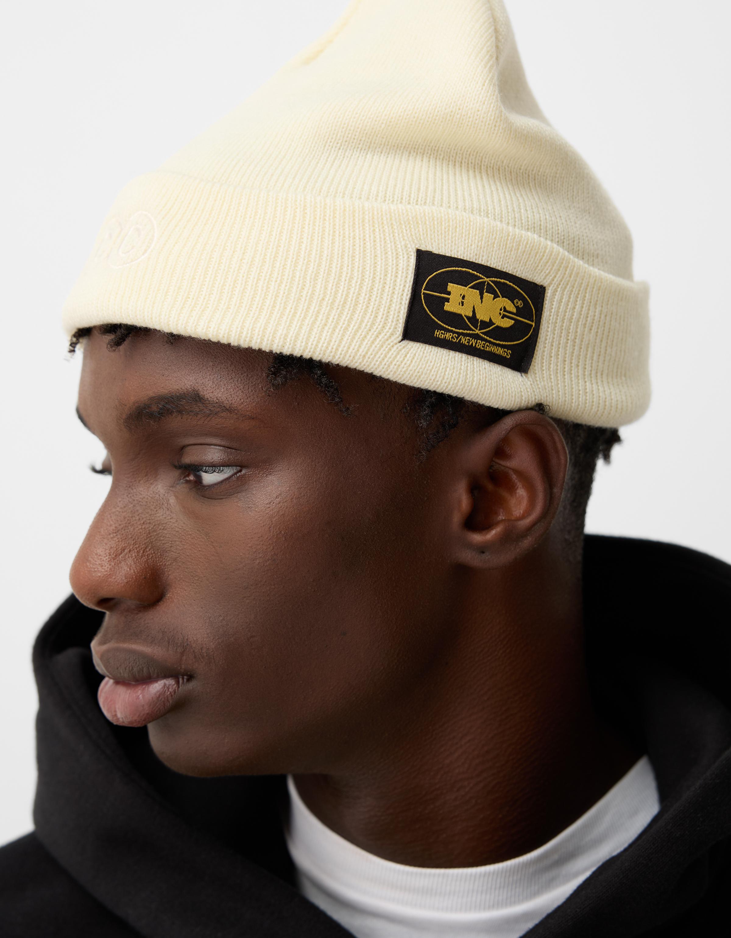 Bershka Beanie Mit Stickerei Herren Rohweiß
