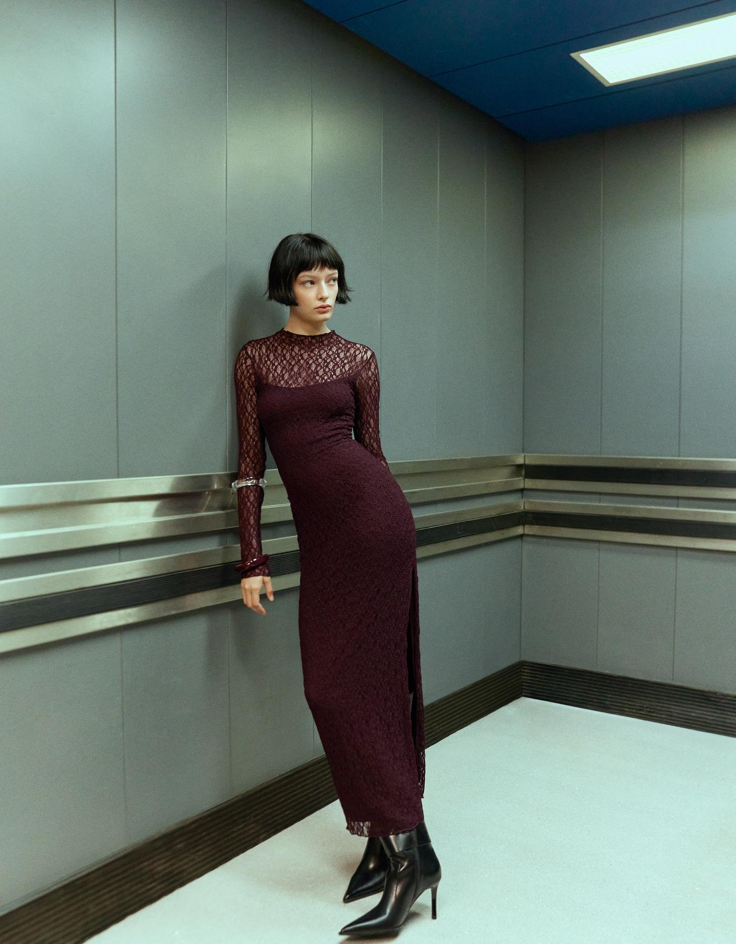 Bershka sukienka midi z długim rękawem z koronki blonda bordowy