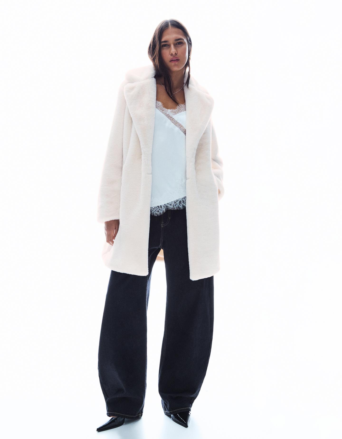 Bershka płaszcz ze sztucznego futerka kremowy