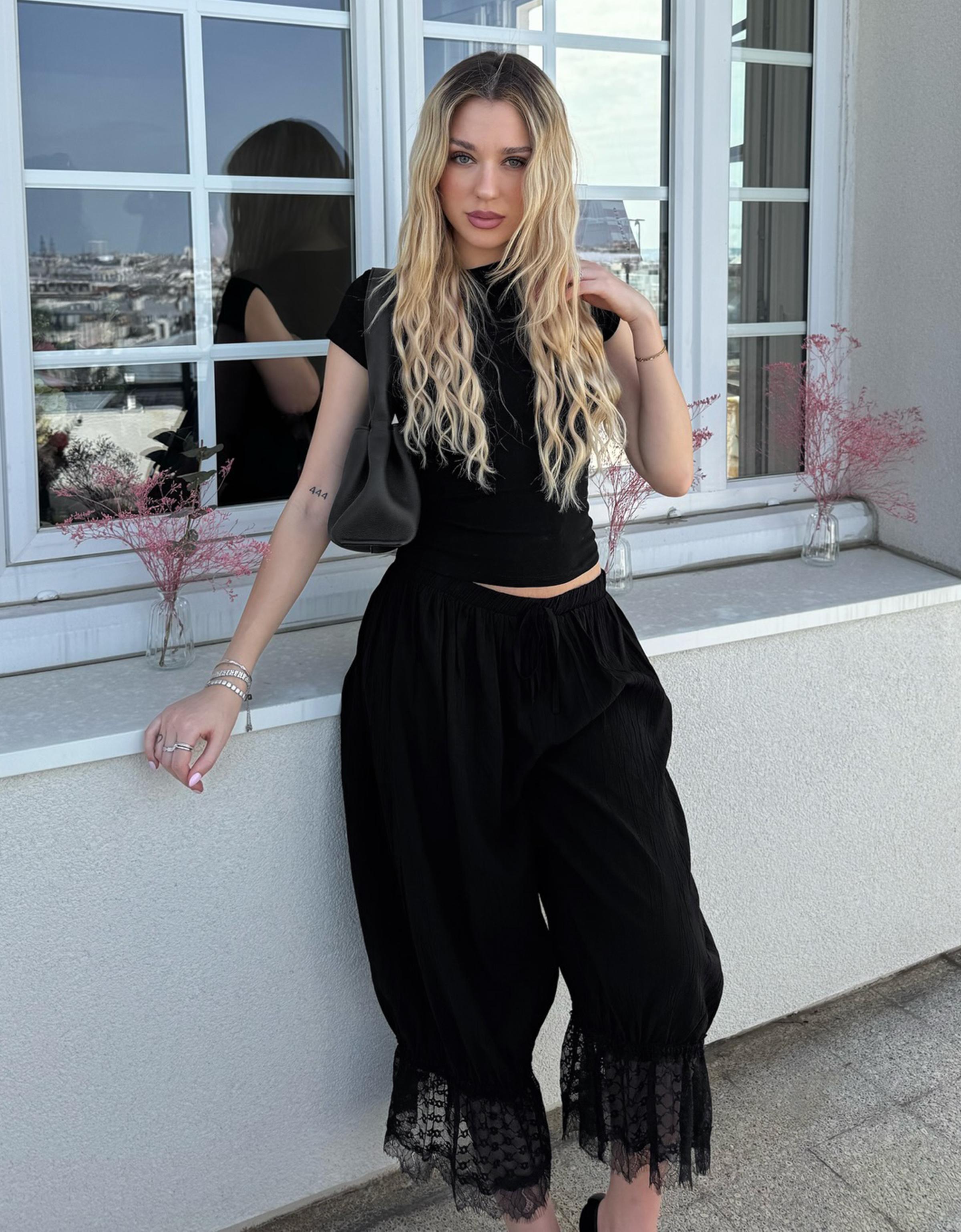 Cropped sarouel trousers with lace trim - Women | Bershka