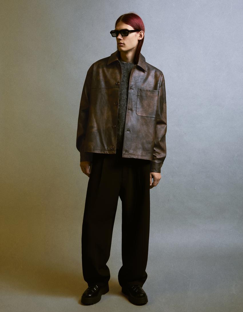 Hemdjacke aus Kunstleder im Boxy-Fit-Braun