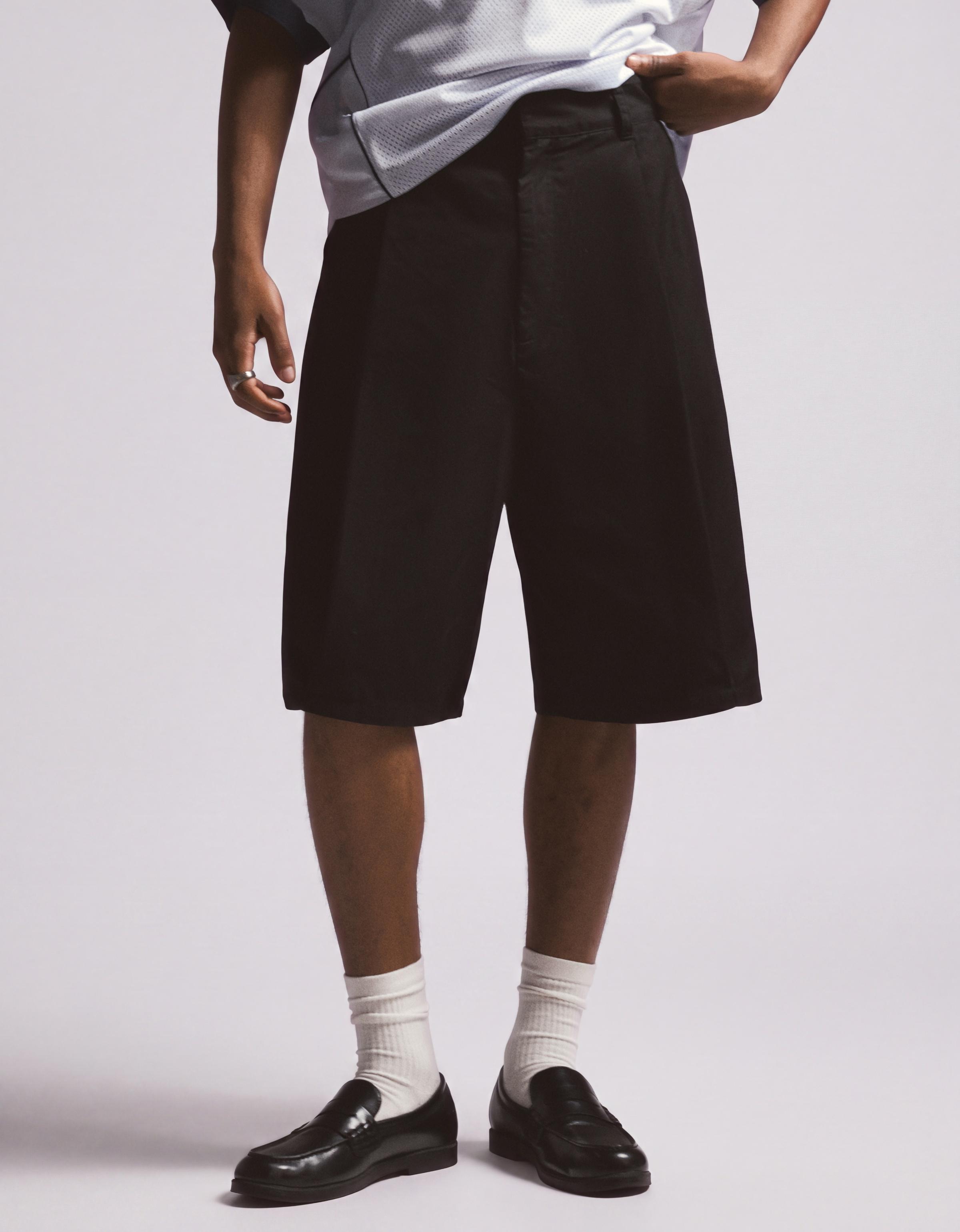 Balloon fit Bermuda shorts with darts — Black