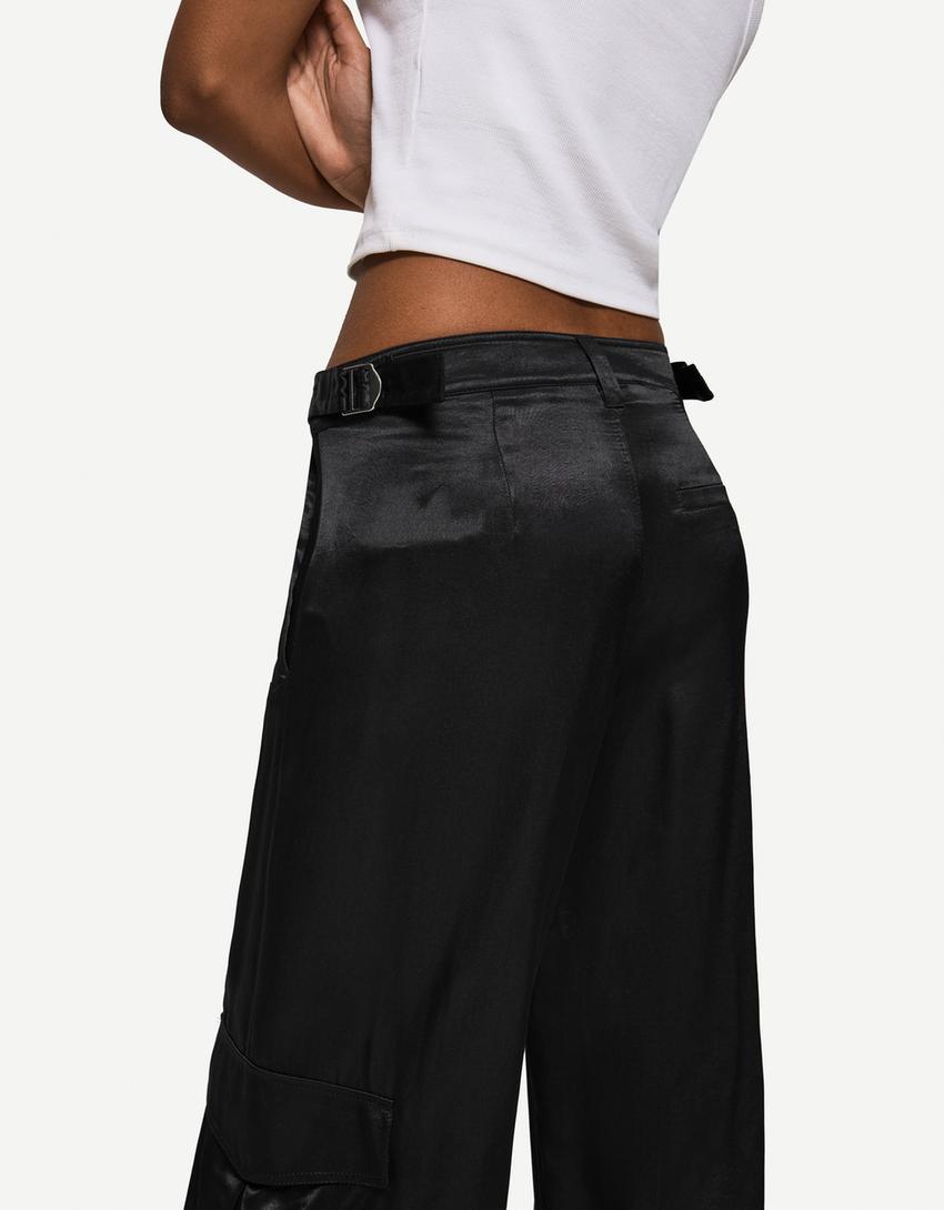 Pantalón wide leg cargo satén-Negro-1