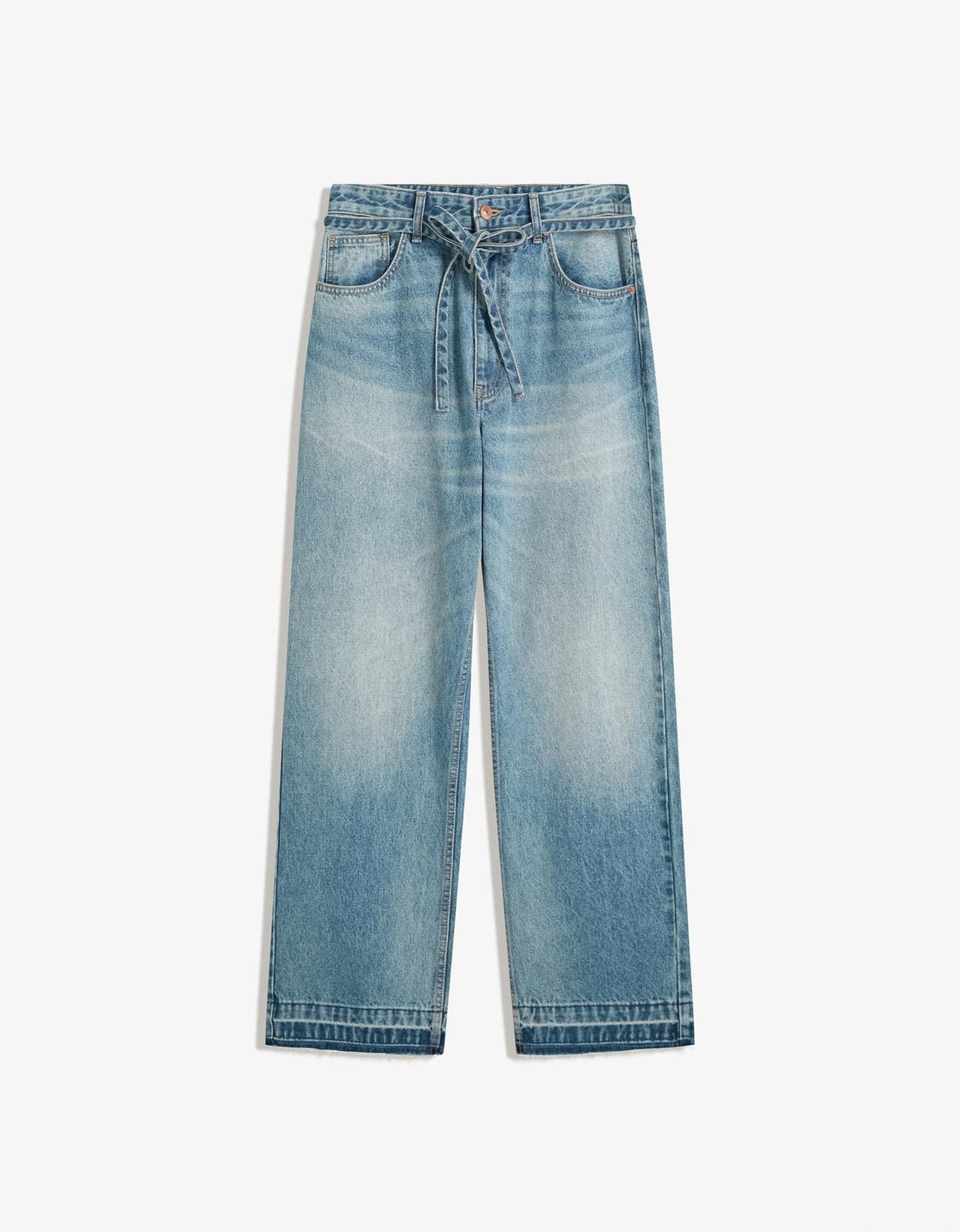Baggy jeans with belt