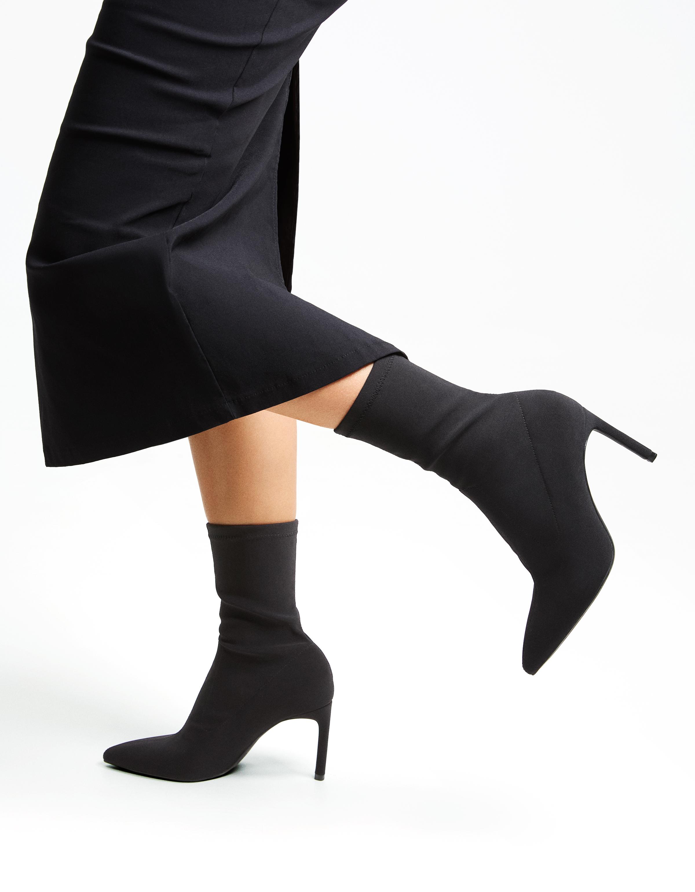 Fitted heel ankle boots — BLACK