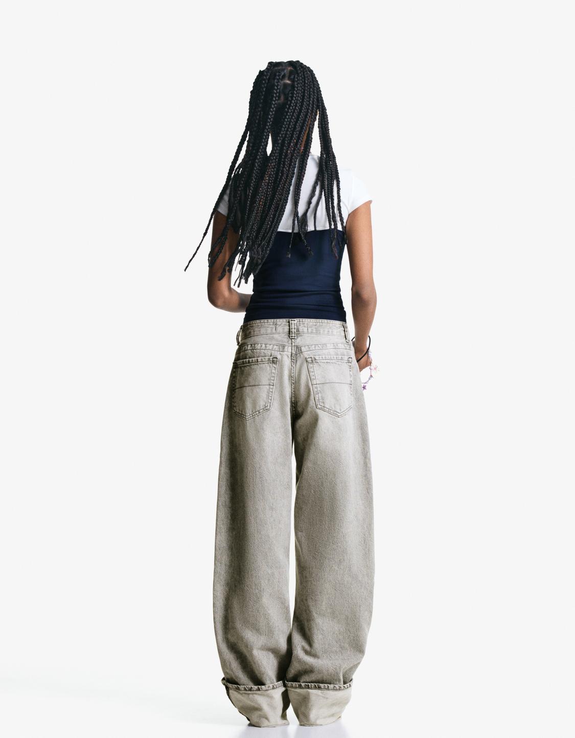 Wide-leg '90s jeans with turn-up hems