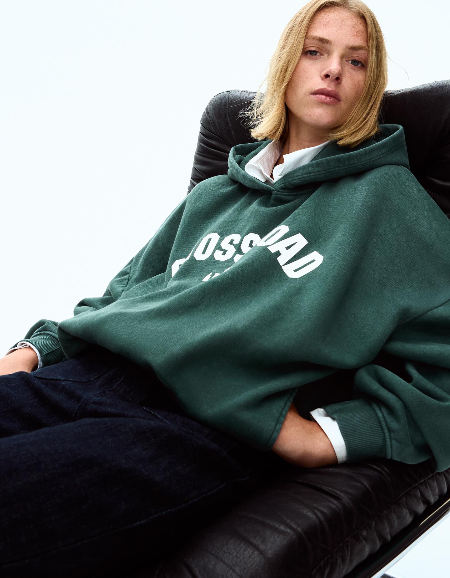 Bershka bluza z kapturem z nadrukiem zielony