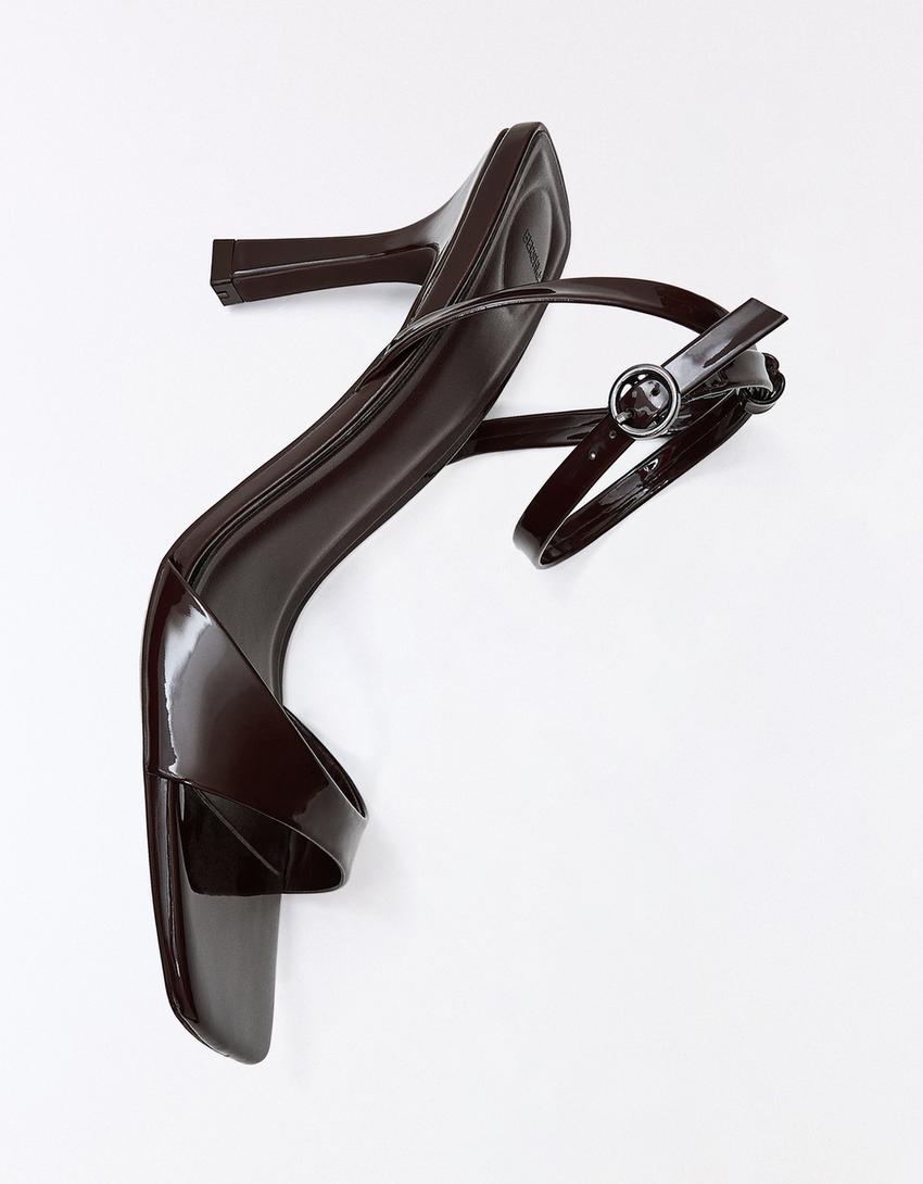 Sandalia tacón con pulsera-Marrón