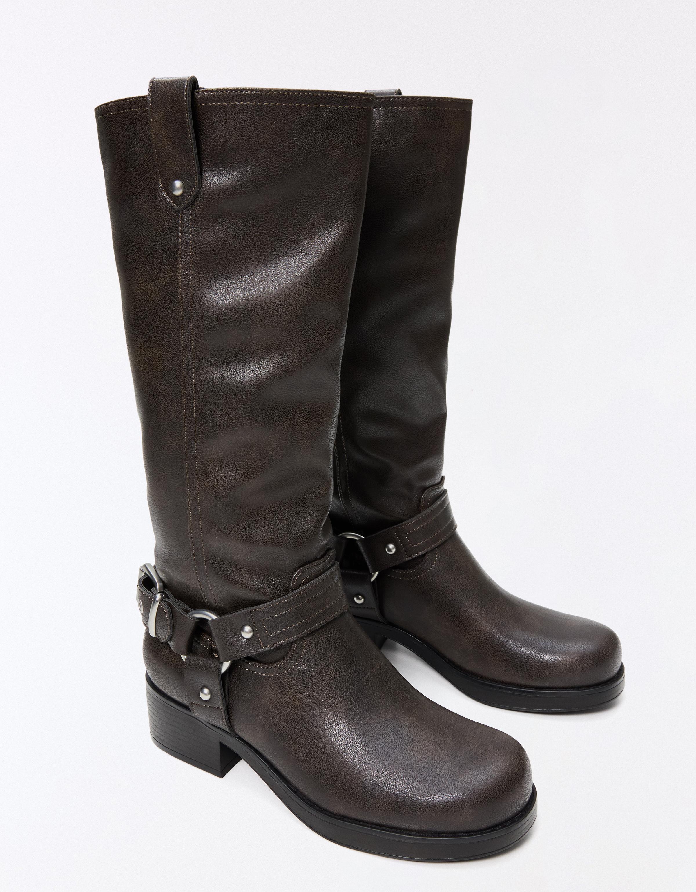 Biker boots with buckle — Brown