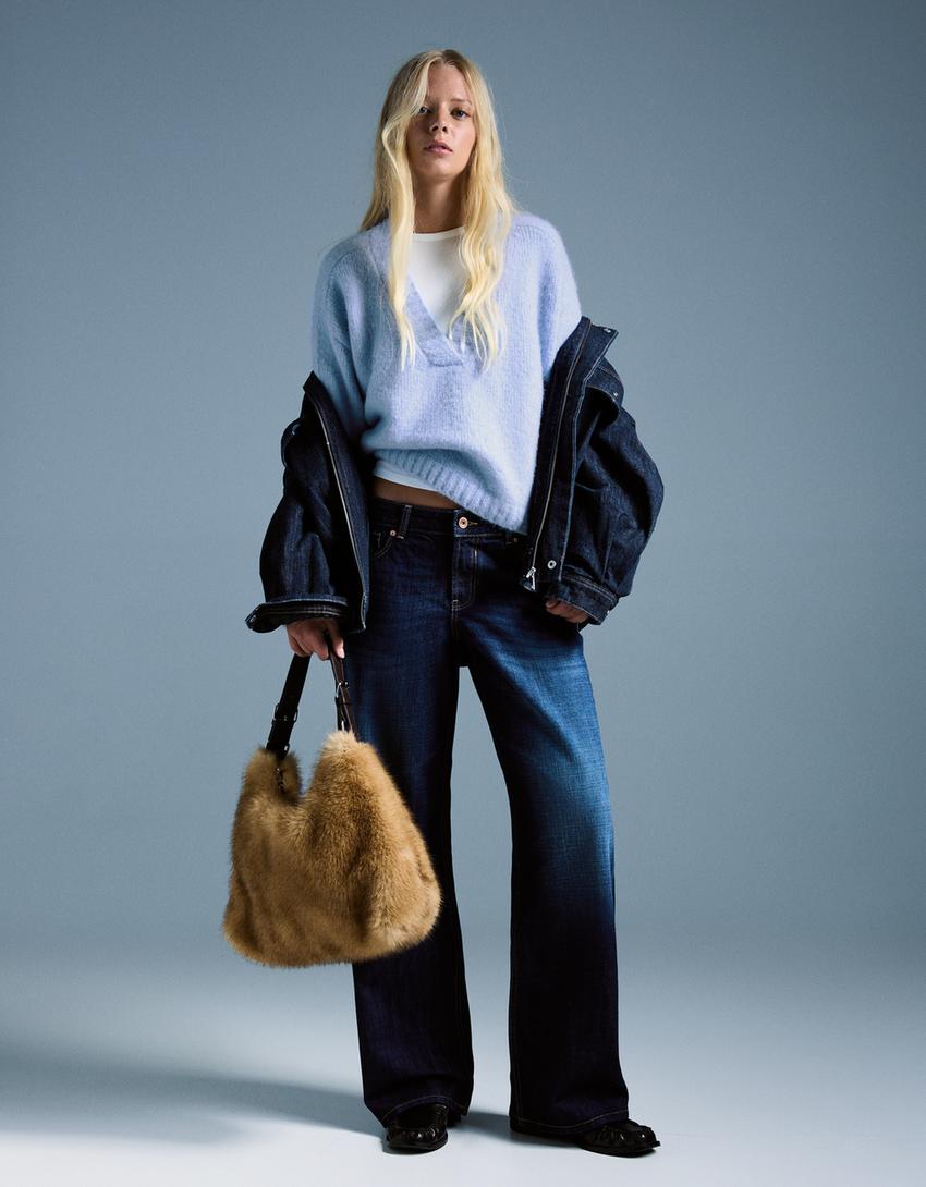 سويتر فضفاض برقبة على شكل V-أزرق