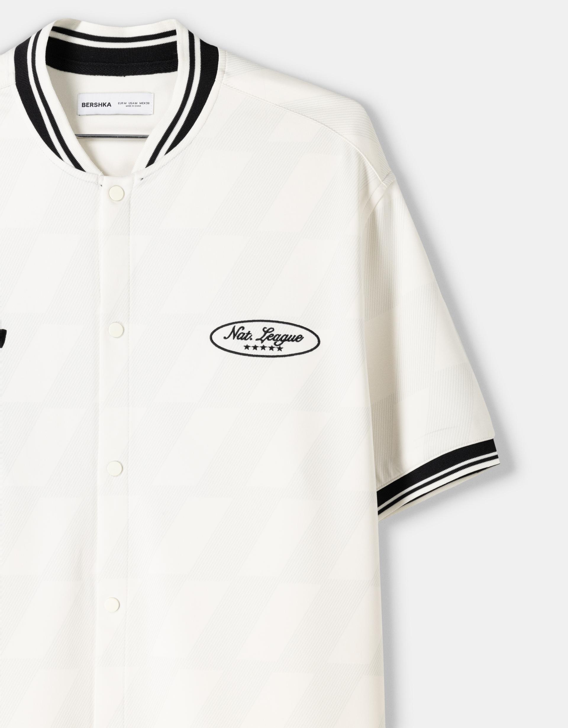 Hemd mit kurzen Ärmeln Patentmuster am Kragen und Stickereien  