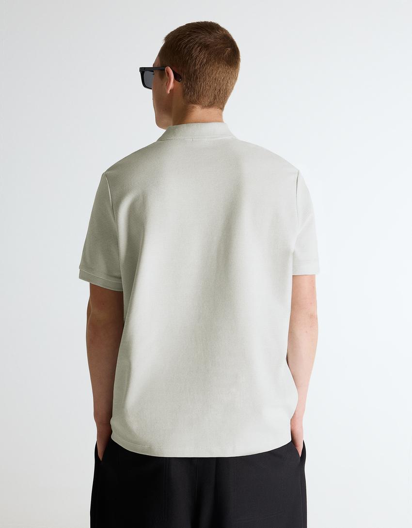 قميص بولو بأكمام قصيرة وملمس بارز وتطريز-حجري