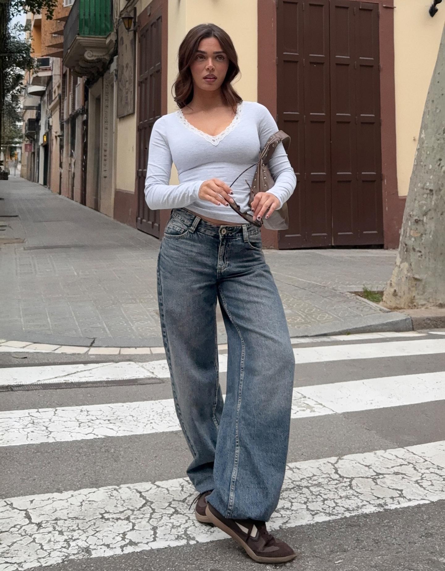 Bershka jeansy o kroju baggy barrel z niskim stanem niebieski