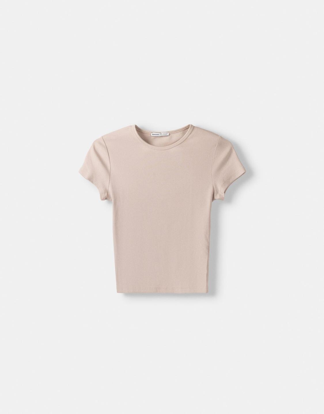 Short sleeve T-shirt with a round neck