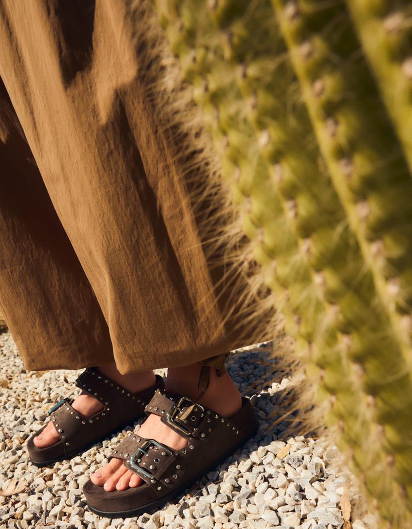 Sandalia plana hebillas-Marrón