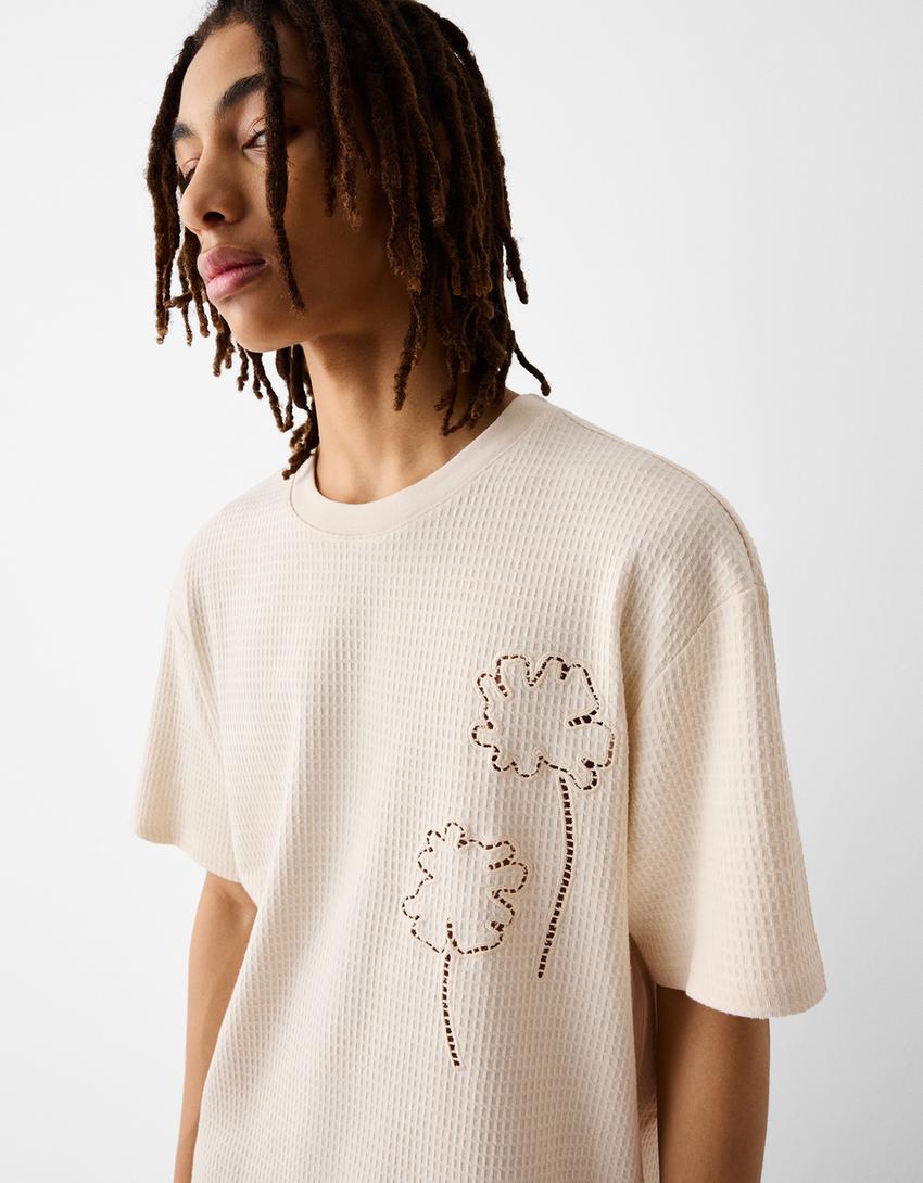 Фланелка с вафлена текстура, бродерия и къс ръкав-Мръснобяло-2