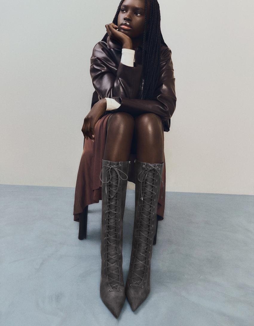 Geschnürte Stiefel mit Absatz-Grau