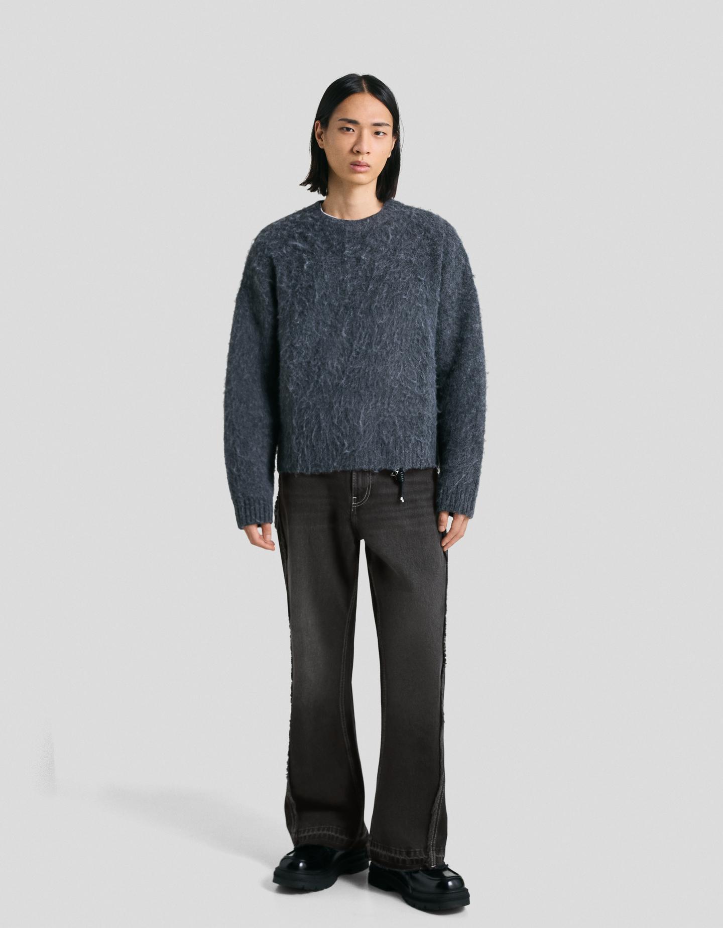 Bershka jeansy o kroju flare z frędzlami czarny