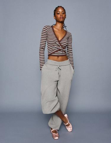 V-neck stripe buckle jumper — Brown 4