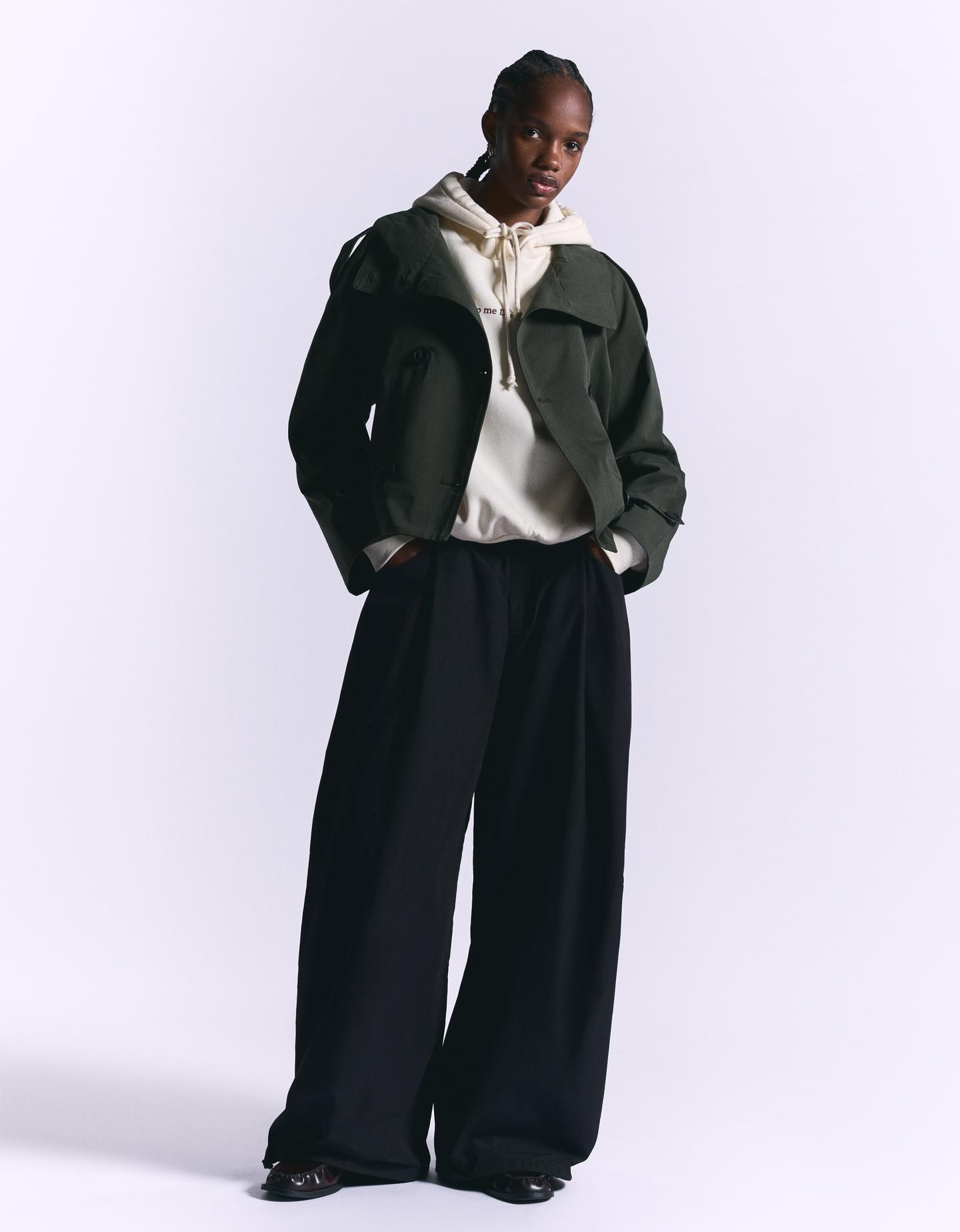 Bershka techniczne spodnie o kroju balloon parachute czarny