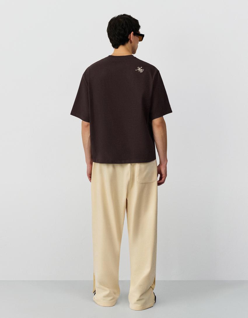 Camiseta manga corta bordado-Marrón