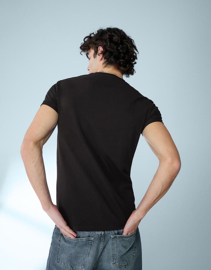 T-Shirt mit umgeschlagenen Ärmeln-Schwarz