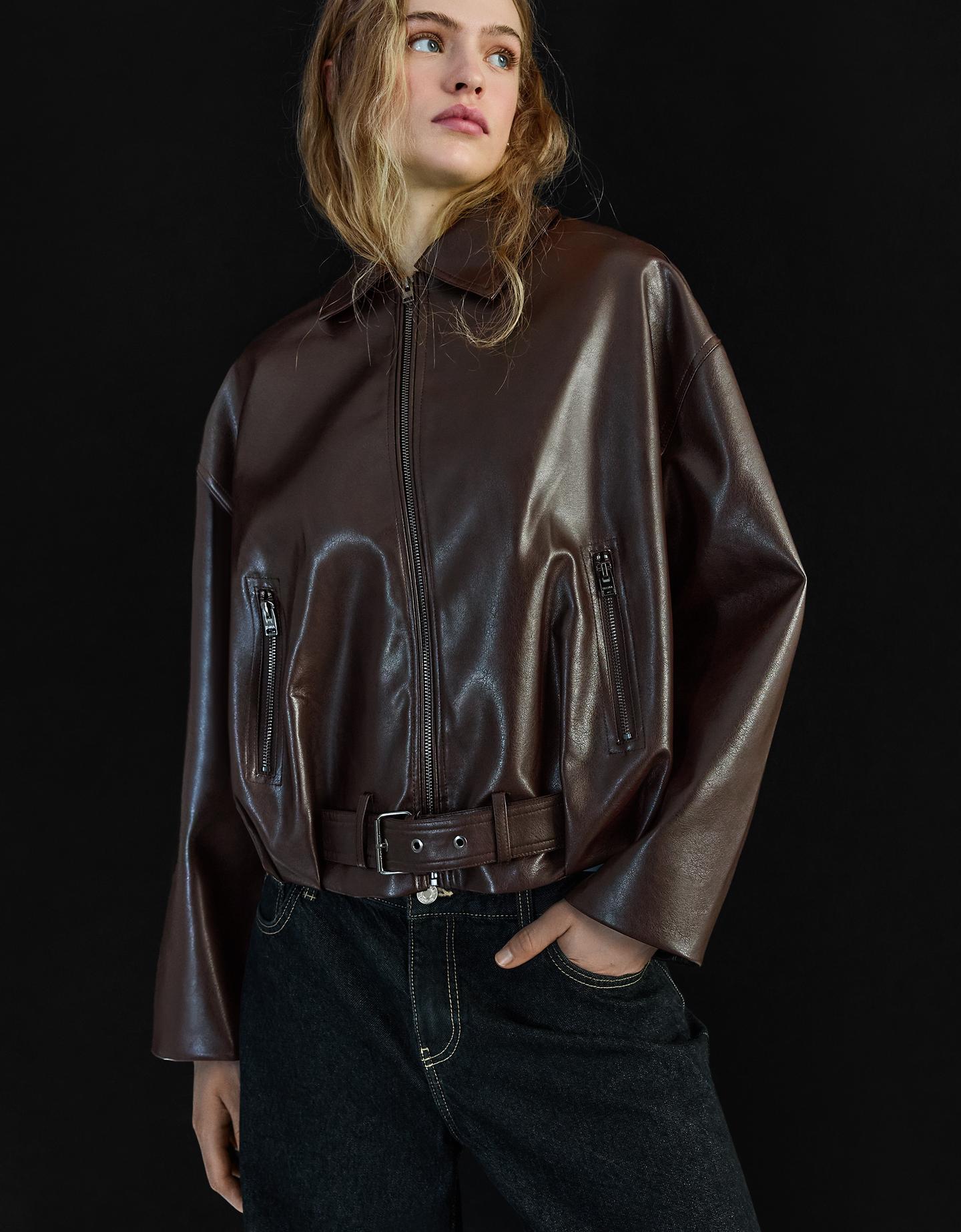 Bershka kurtka bomber ze sztucznej skóry z paskiem brązowy