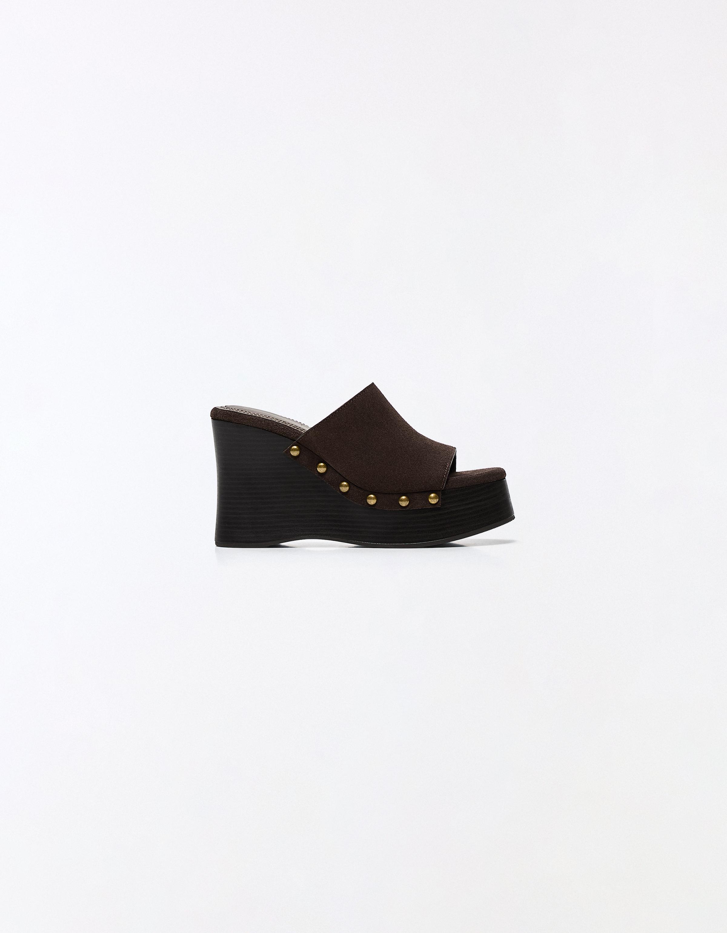 Leather wedge with stud detail — Brown