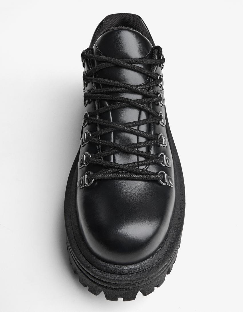 Sapato com detalhes metálicos-Preto