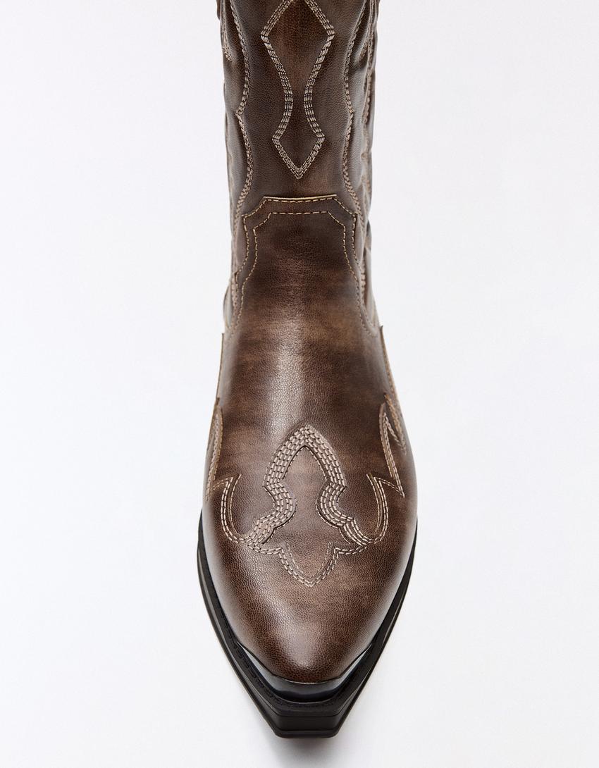 Bota cowboy com detalhe de biqueira-Marrom