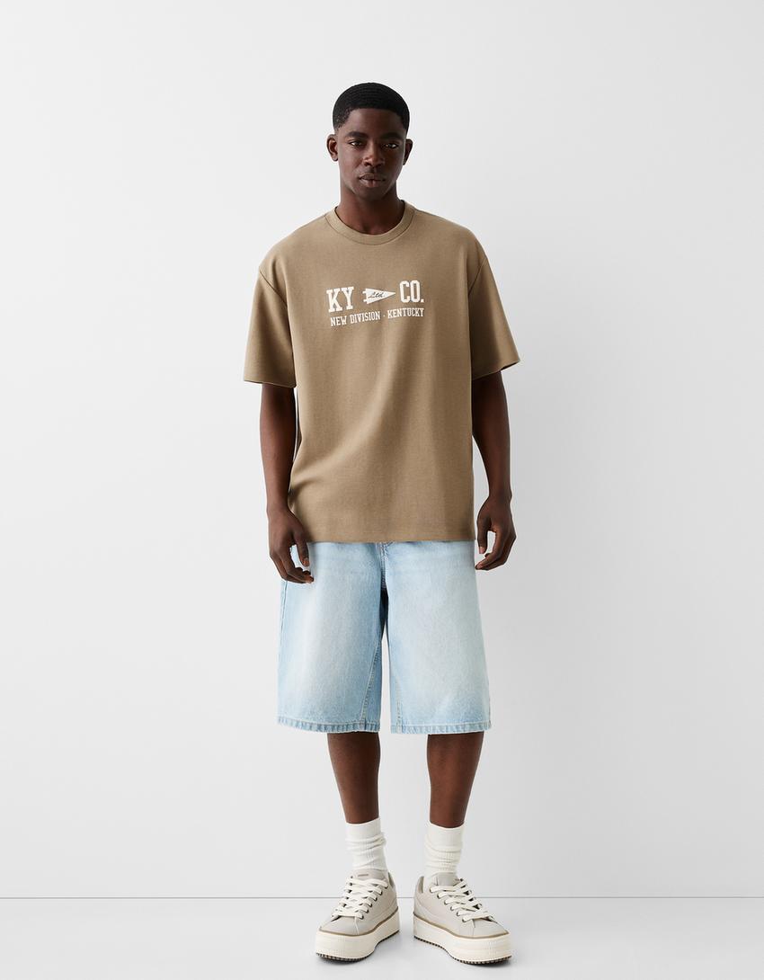 T-shirt manga curta boxy estampado-Marrom-3