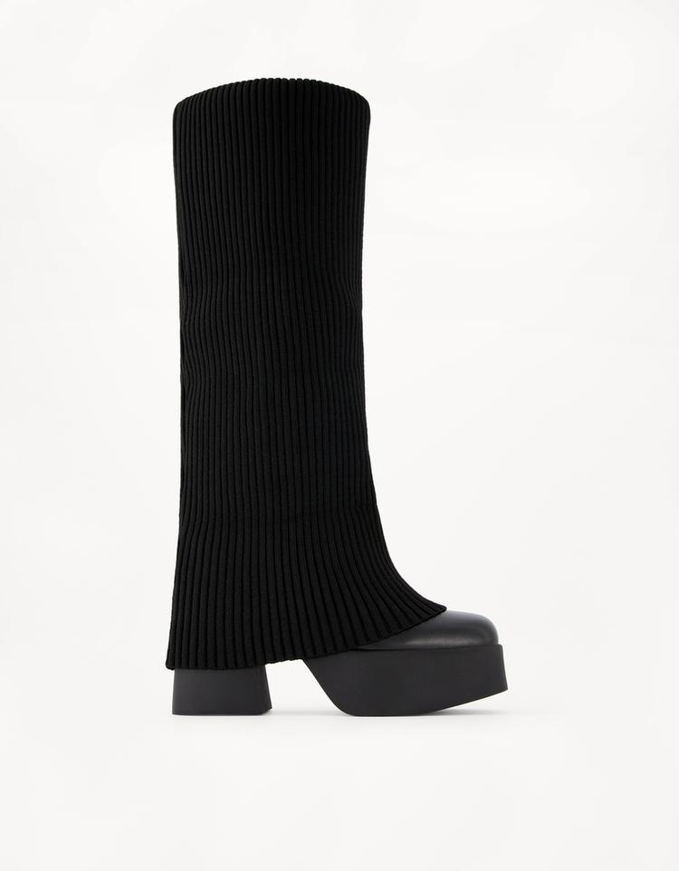 Plateau-Absatzstiefel im Sock-Boots-Stil