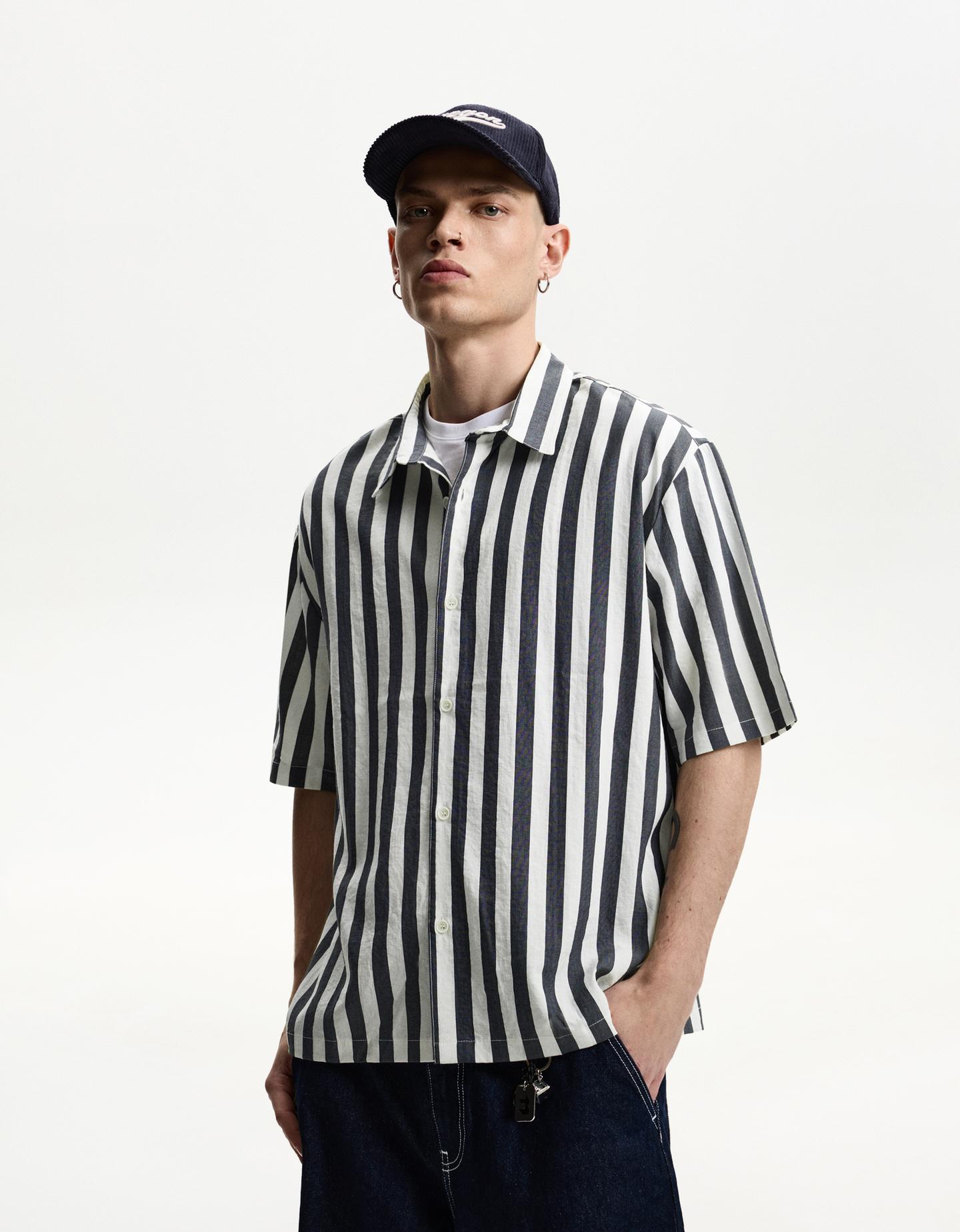 Bershka koszula o luźnym kroju z krótkim rękawem ciemnoszary