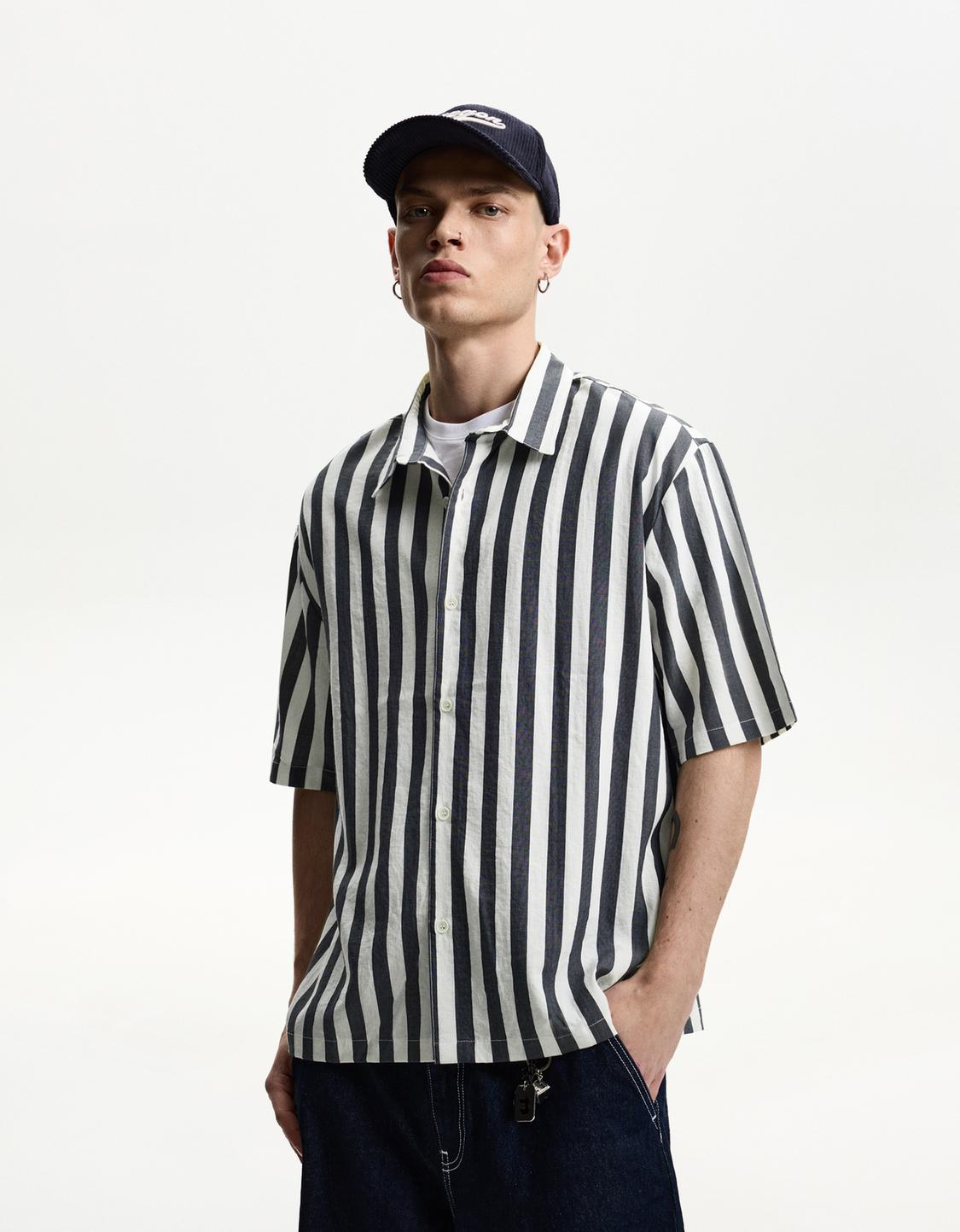 Relaxed fit short sleeve shirt