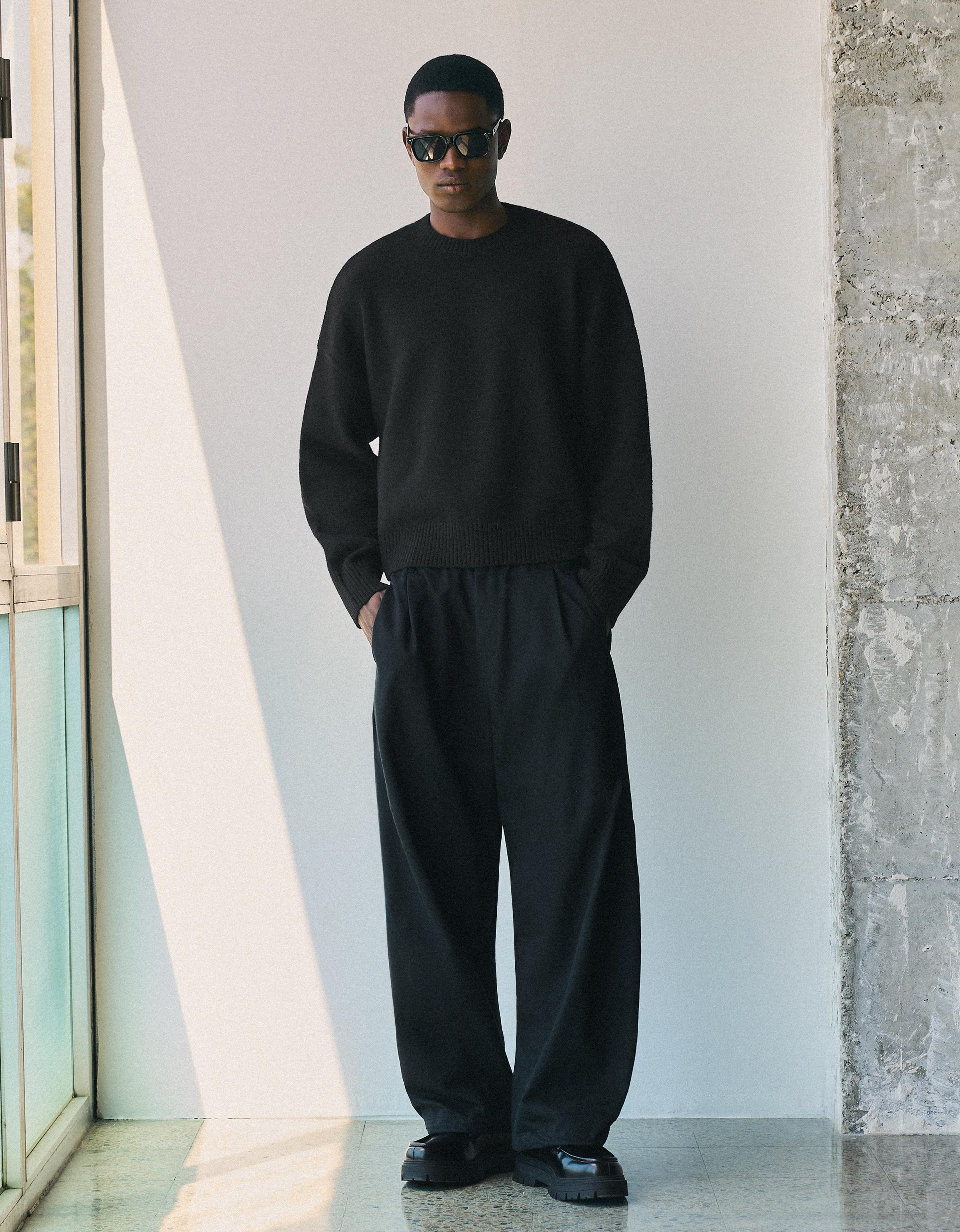 Boxy round neck jumper — Black