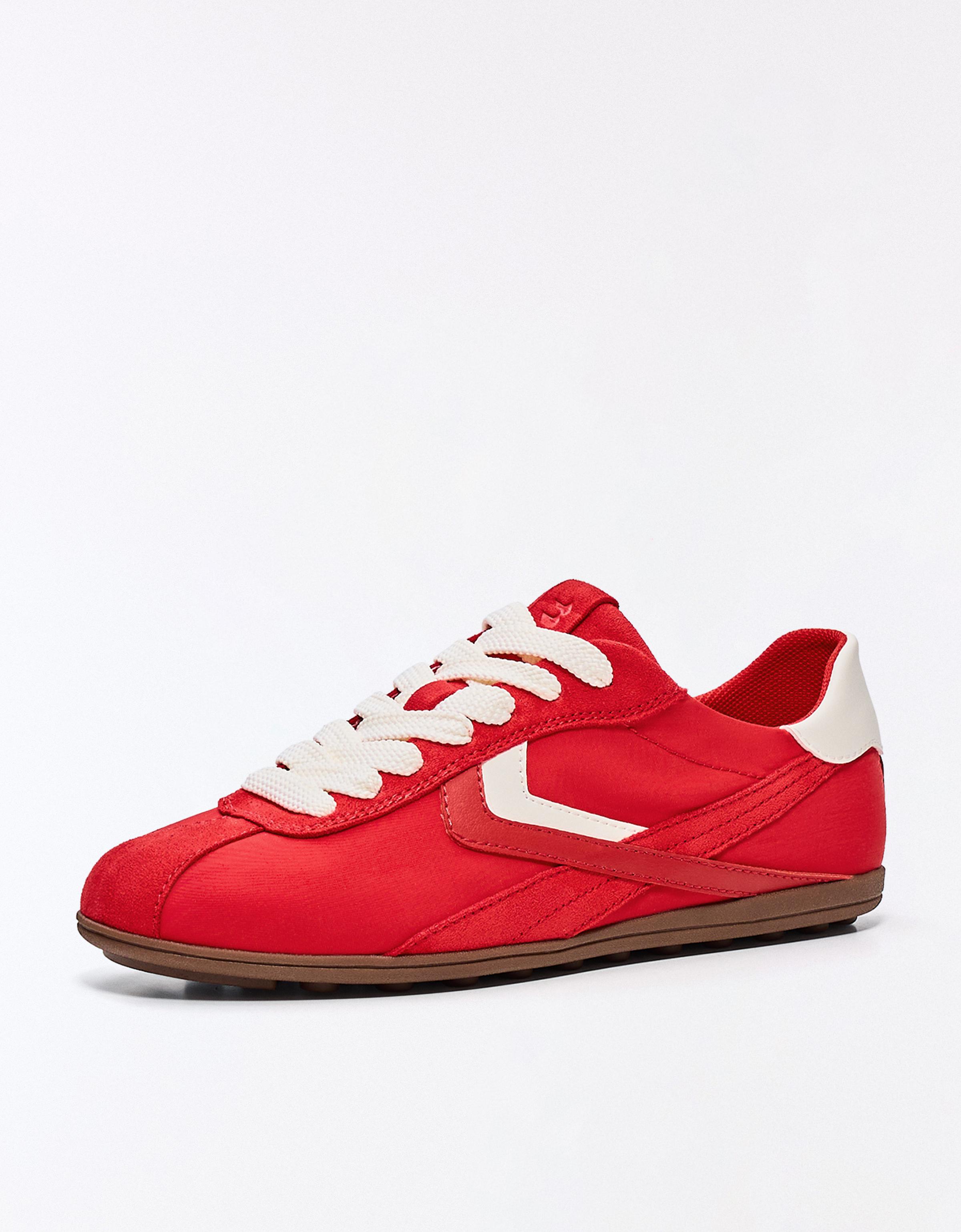 Flat sole trainers