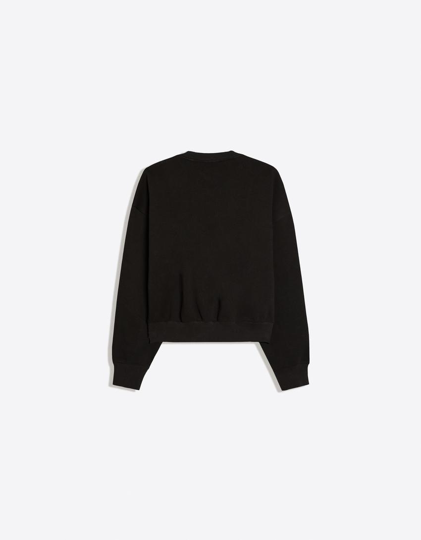 Sweatshirt mit Rundausschnitt und Aufnäher-Schwarz