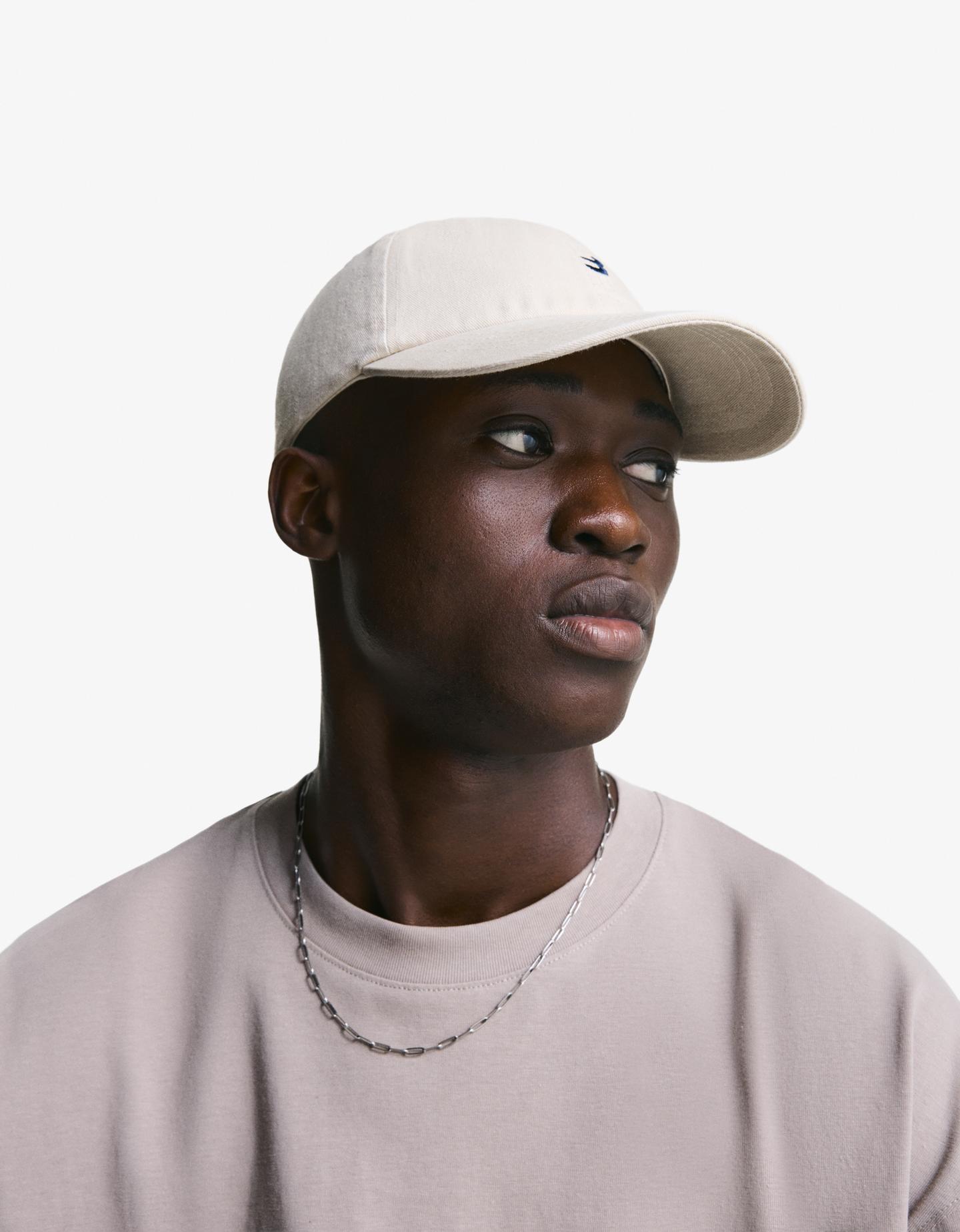 Bershka czapka z haftem kremowy