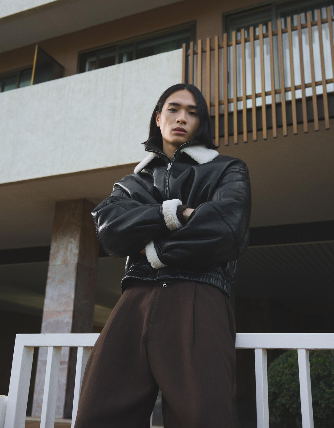 Jaka ar vinila efektu un kažokādas apkakli