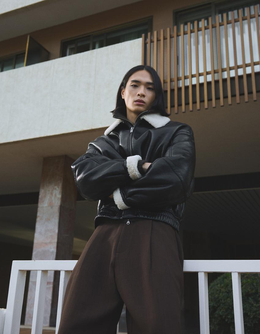 Jaka ar vinila efektu un kažokādas apkakli-Melns