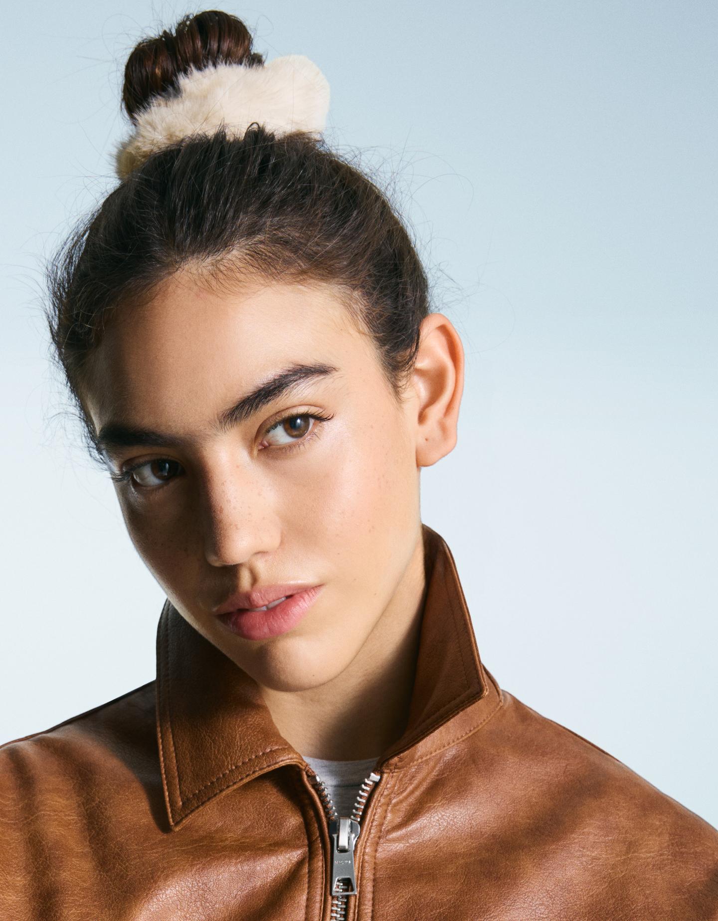 Bershka zestaw 2 gumek do włosów z efektem futerka brązowy