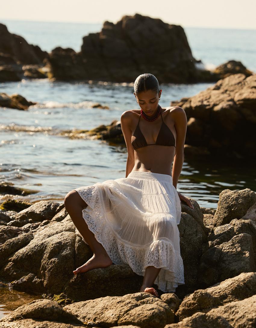 Wijde kanten halflange rok