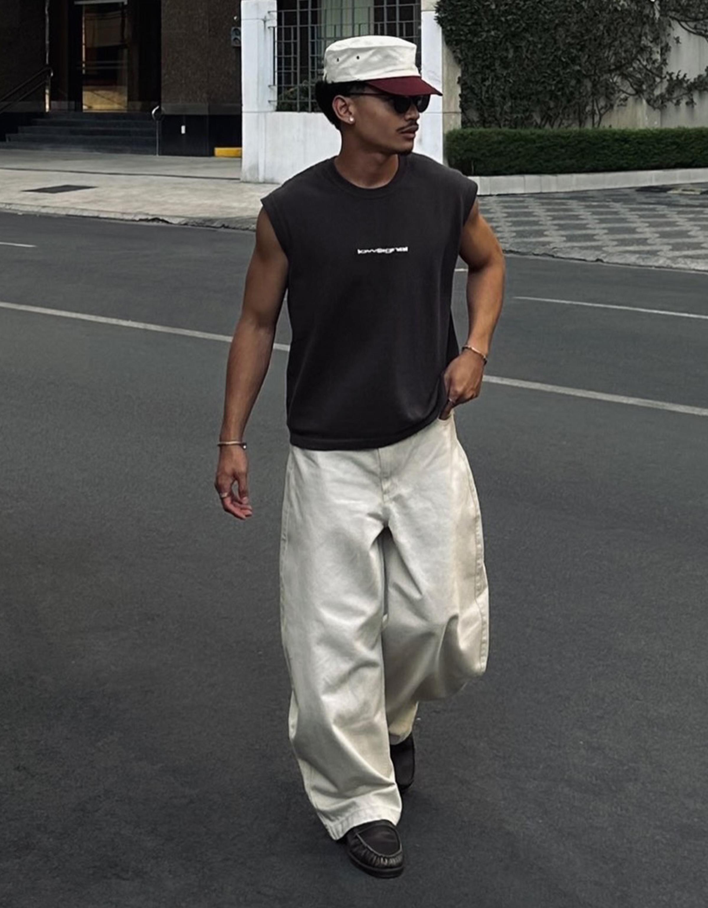 Embroidered sleeveless T-shirt — Black
